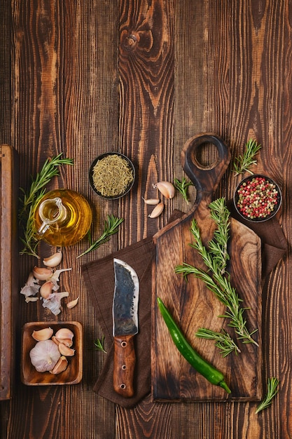 Składniki i przyprawy na drewnianym stole
