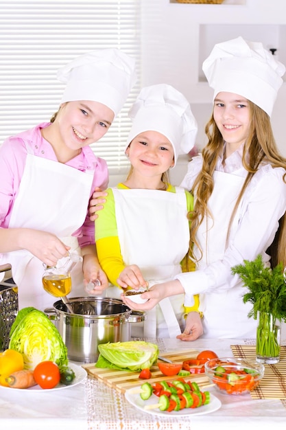 Uśmiechnięci kursanci w kuchni